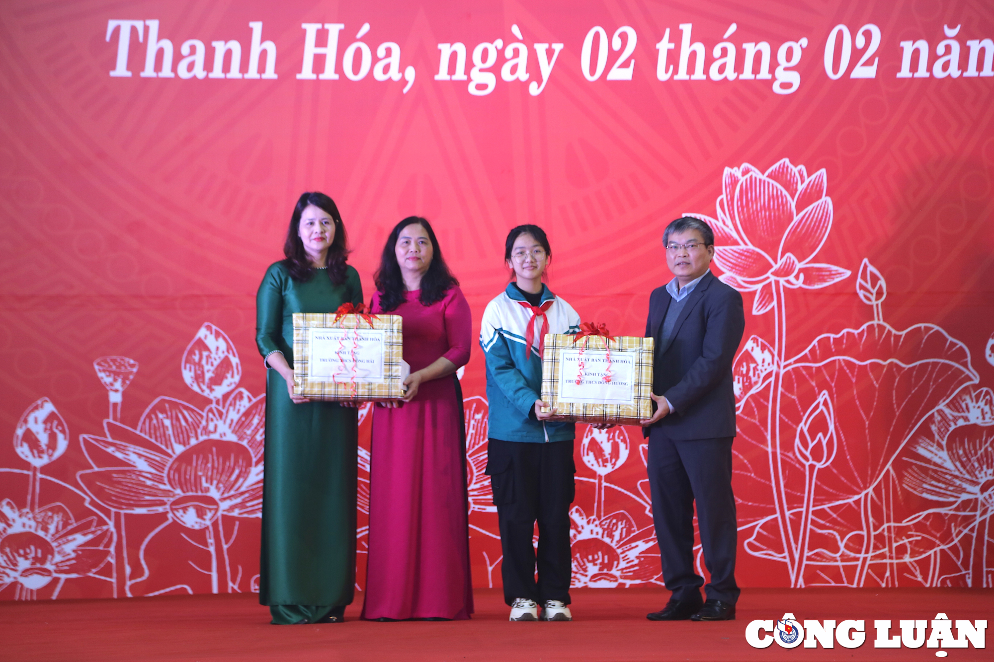 El periódico de primavera del año del dragón 2024 en Thanh Hoa tiene muchos contenidos y formas nuevos, imagen 7.