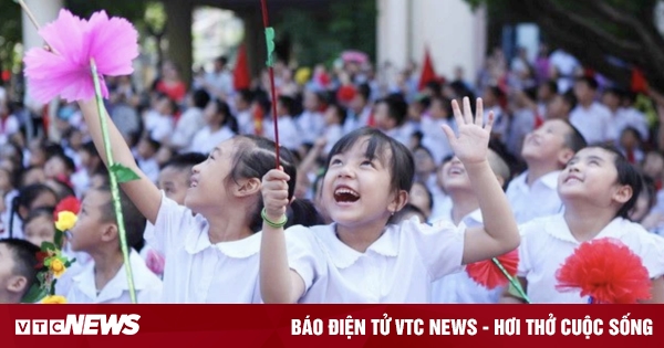 ¿Qué día los estudiantes en Hanoi van a la escuela más temprano?