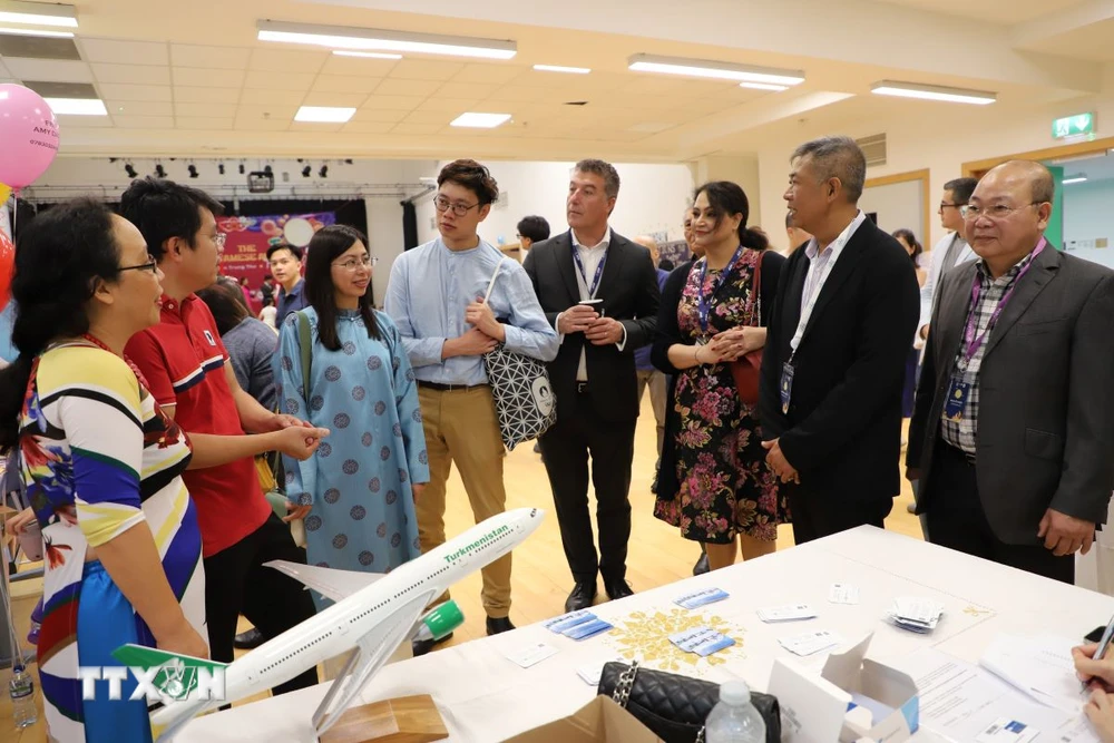 La Sra. To Minh Thu (con camisa azul), Ministra Consejera y Embajadora Adjunta de Vietnam en el Reino Unido, junto con representantes del Comité Organizador, el Ministerio del Interior del Reino Unido y autoridades locales, visitaron los stands de exhibición del festival. (Foto: Phong Ha/VNA)
