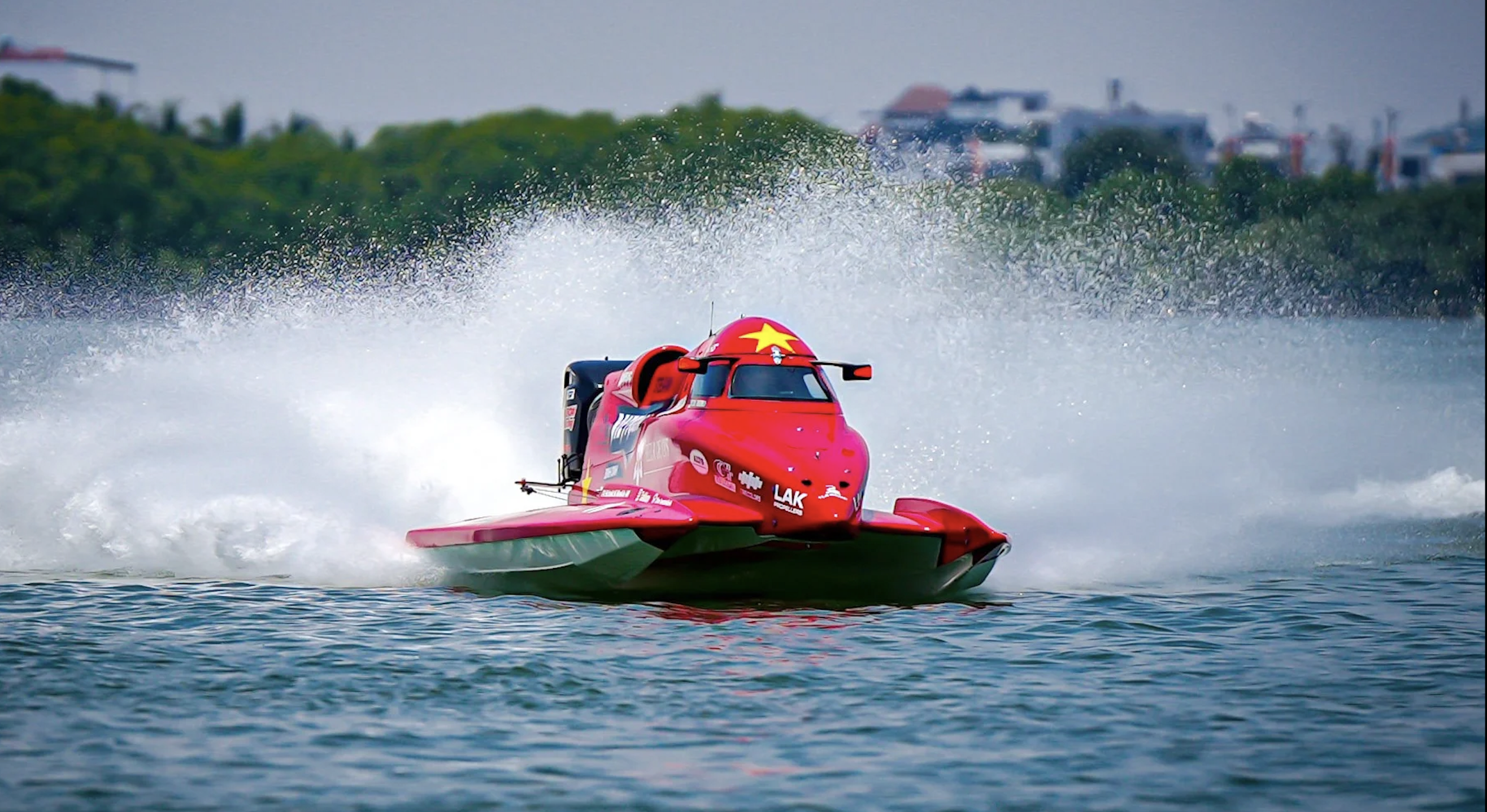 The chase of 18 formula one motorboats on Thi Nai lagoon