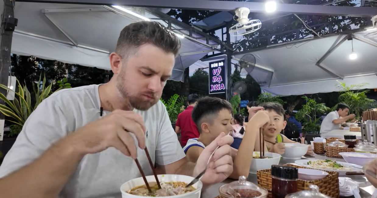 American chef loves Hue beef noodle soup, orders special portion, praises it as better than pho