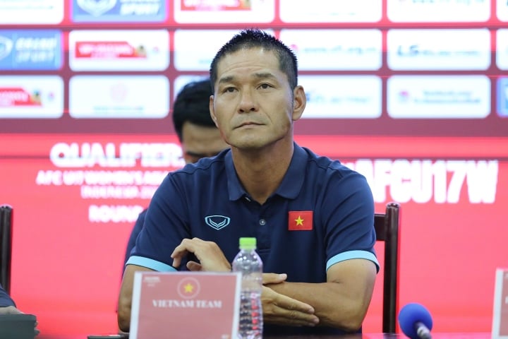 Coach Akira Ijiri leads many youth teams of Vietnamese women's football.