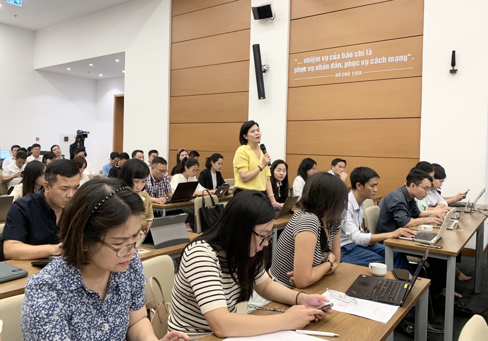 Reporters ask questions at the press conference. Photo: Hong Thai