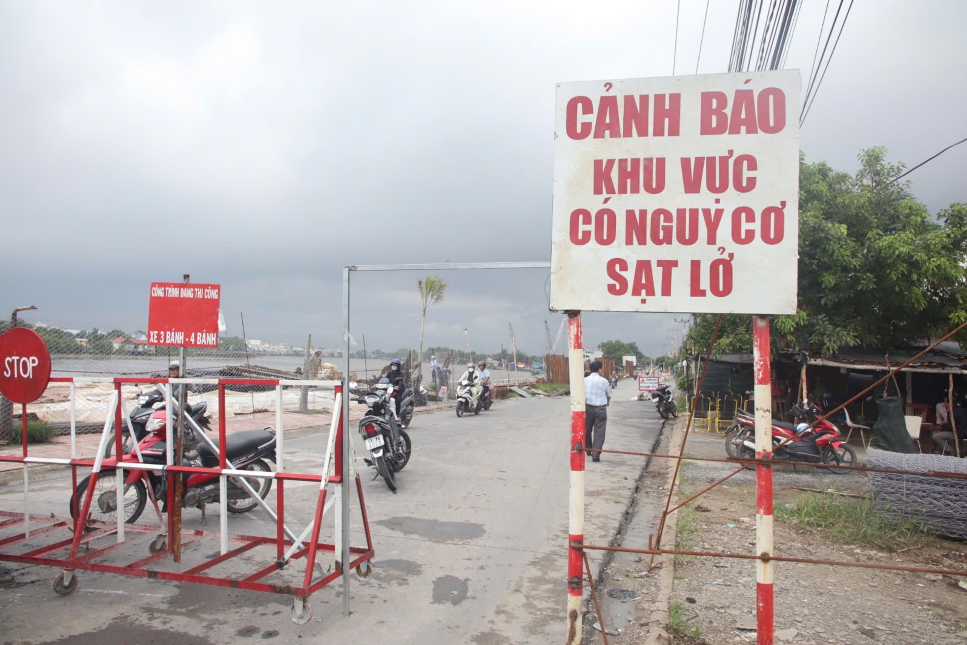 Long An urgently fixes subsidence on Provincial Road 826C connecting to Ho Chi Minh City photo 3