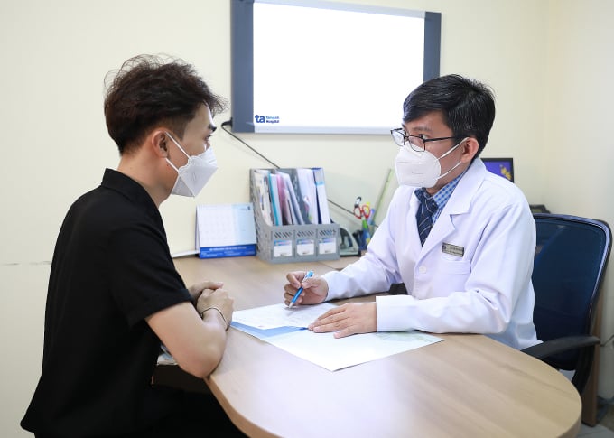 Doctor Quynh consults patients about bone and joint health. Photo: Tam Anh General Hospital