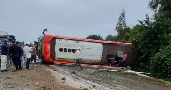 Decenas de personas salieron en pánico del autobús de pasajeros después del accidente en Khanh Hoa