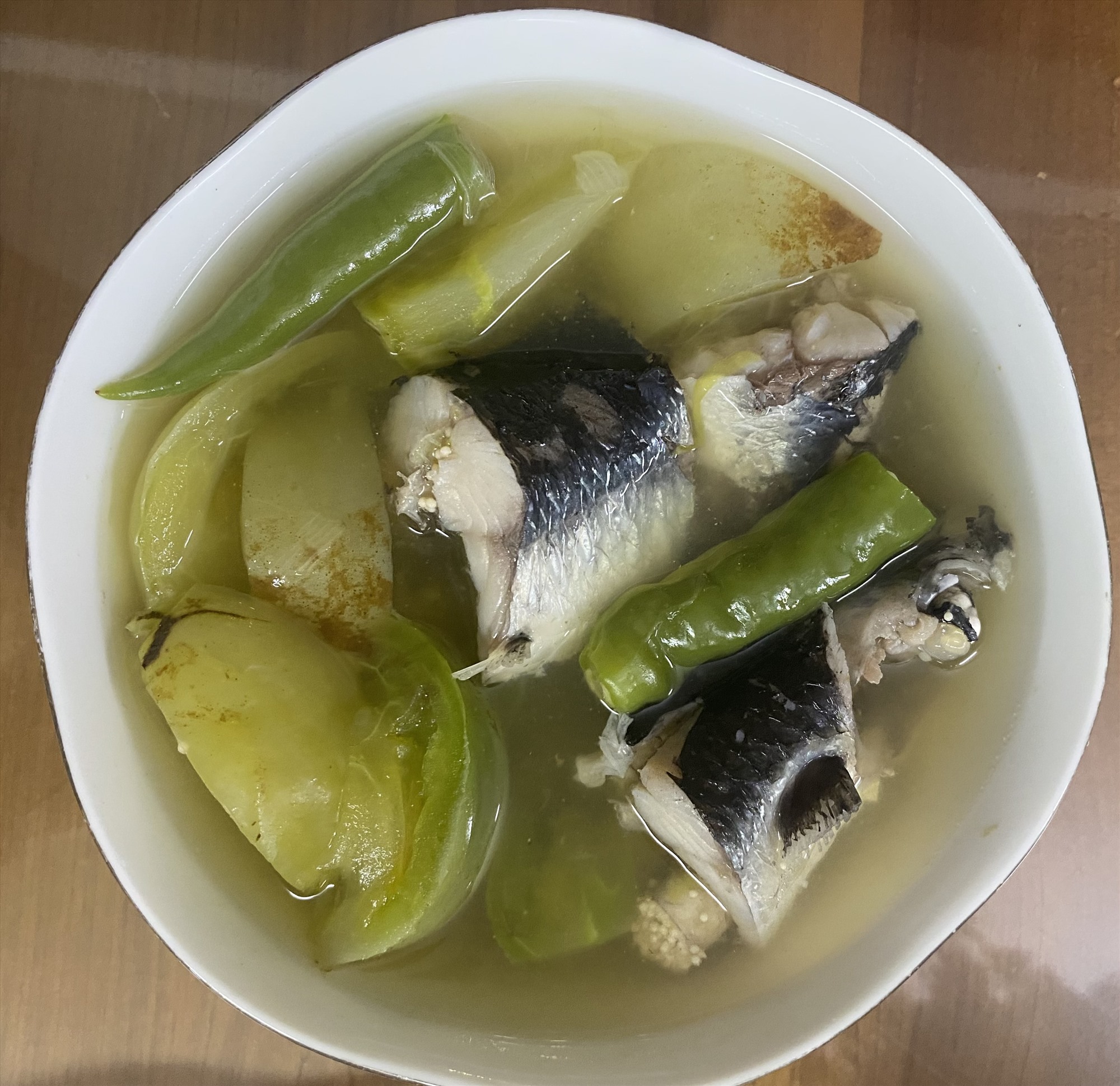 Flying fish braised with green tomatoes on a hot day.