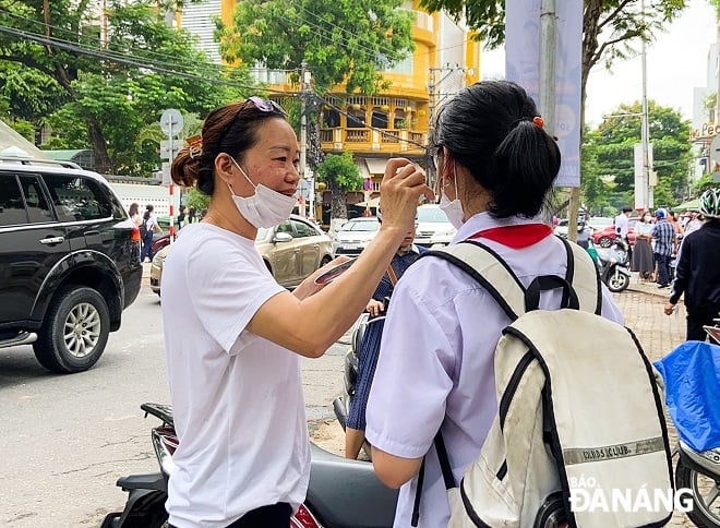 Many parents said that to help their children reduce the pressure of this year's exams, they have continuously fed their children nutritious meals, put them to bed on time, and helped them relieve stress by taking trips after the exams.