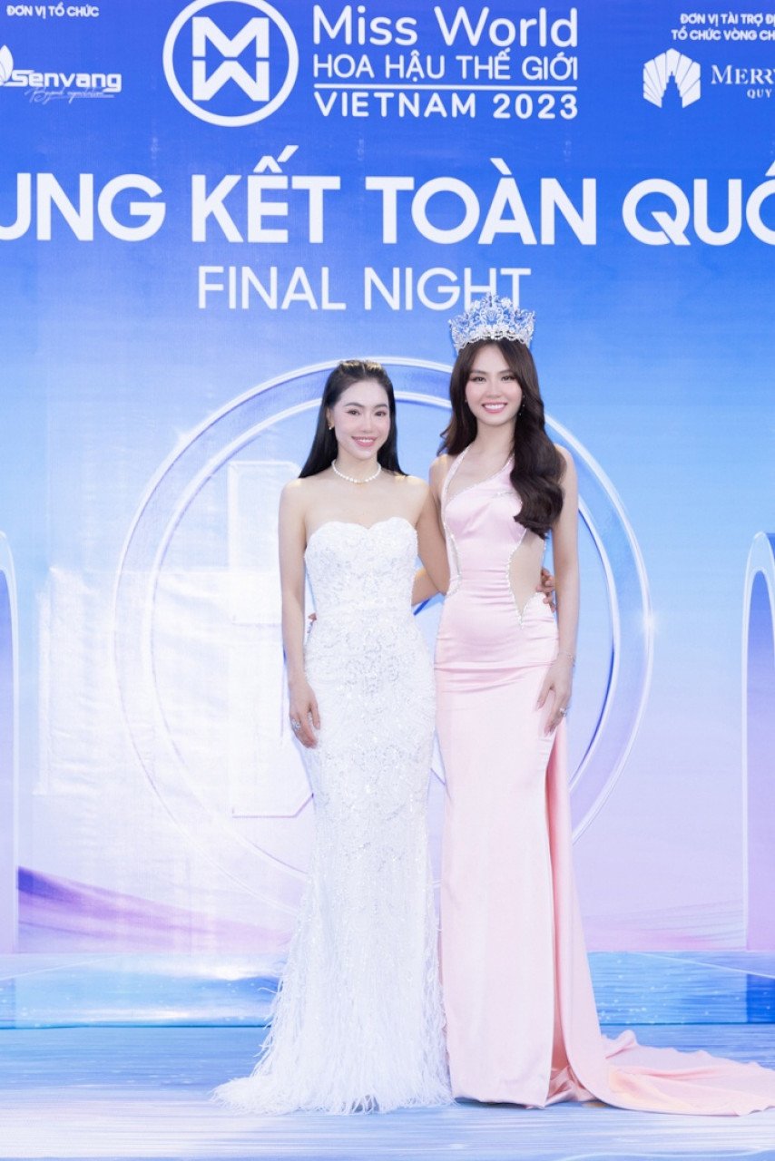 Reinas de belleza sexys y finalistas en la alfombra azul de la Final 1 de Miss Mundo Vietnam 2023