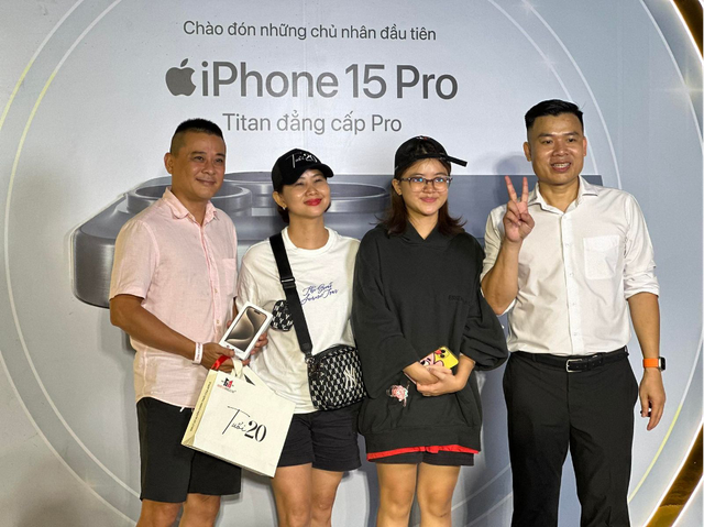 Người Việt đầu tiên sở hữu iPhone 15 chính hãng VN/A nói gì? - Ảnh 2.