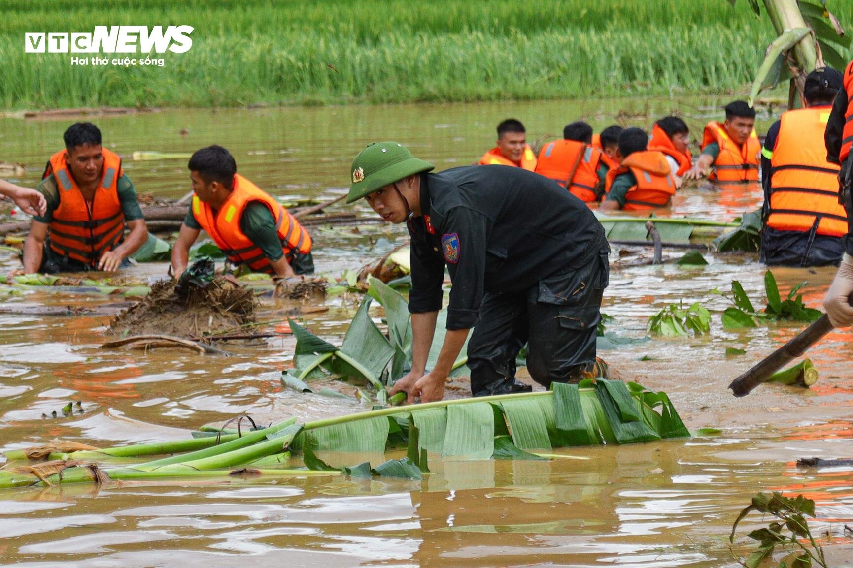 Policías y soldados se sumergieron en barro y agua en busca de víctimas de las inundaciones repentinas en Lao Cai - 5