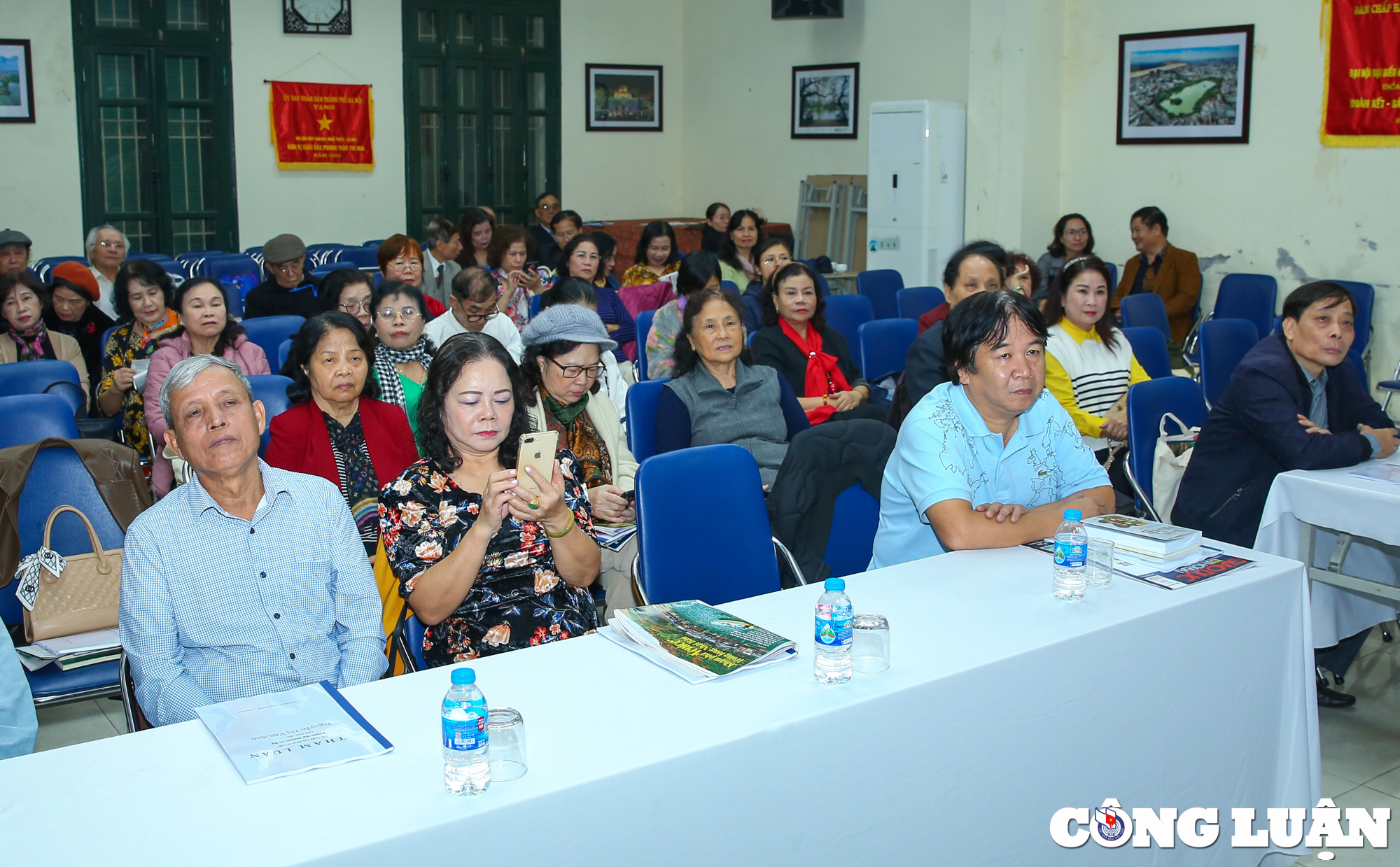 Launch of a collection of short stories and memoirs by journalist and writer Nguyen Thi Van Anh, image 3