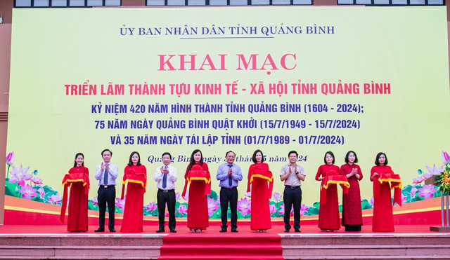 Khai mạc triển lãm 