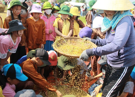 Lễ hội Ngày mùa trên quê hương cố Thủ tướng Phạm Văn Đồng ảnh 13