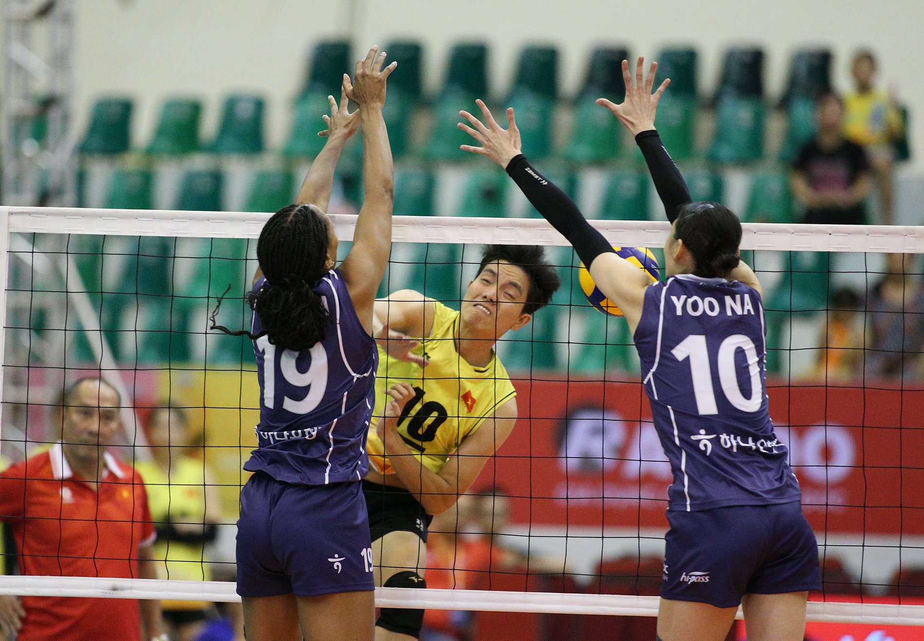 Bich Tuyen brille, l'équipe féminine vietnamienne de volley-ball remporte une victoire palpitante contre son adversaire coréen