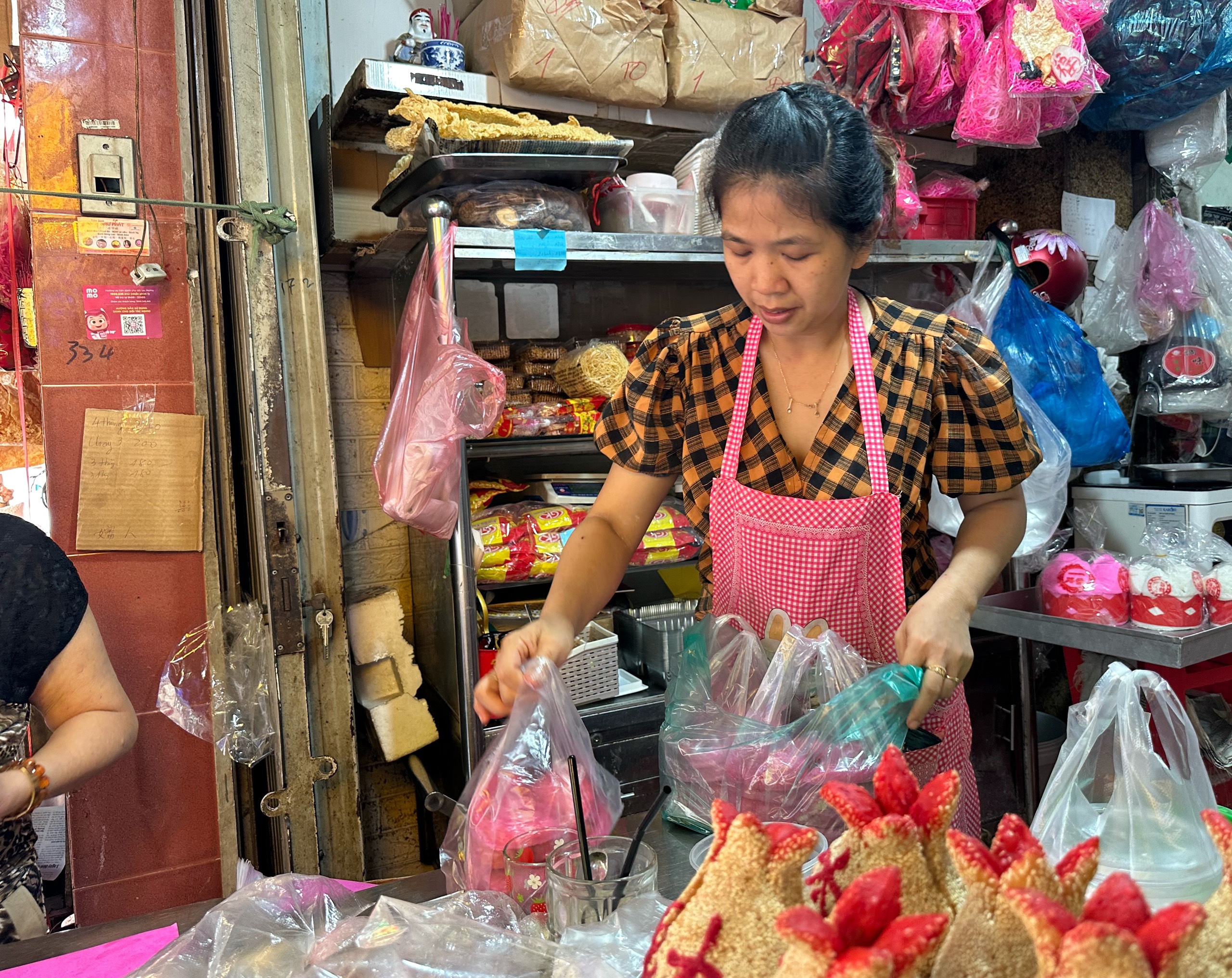 Lò 'bánh trường thọ' nức tiếng Chợ Lớn dịp tết: Làm gấp 10 lần, khách nườm nượp- Ảnh 8.