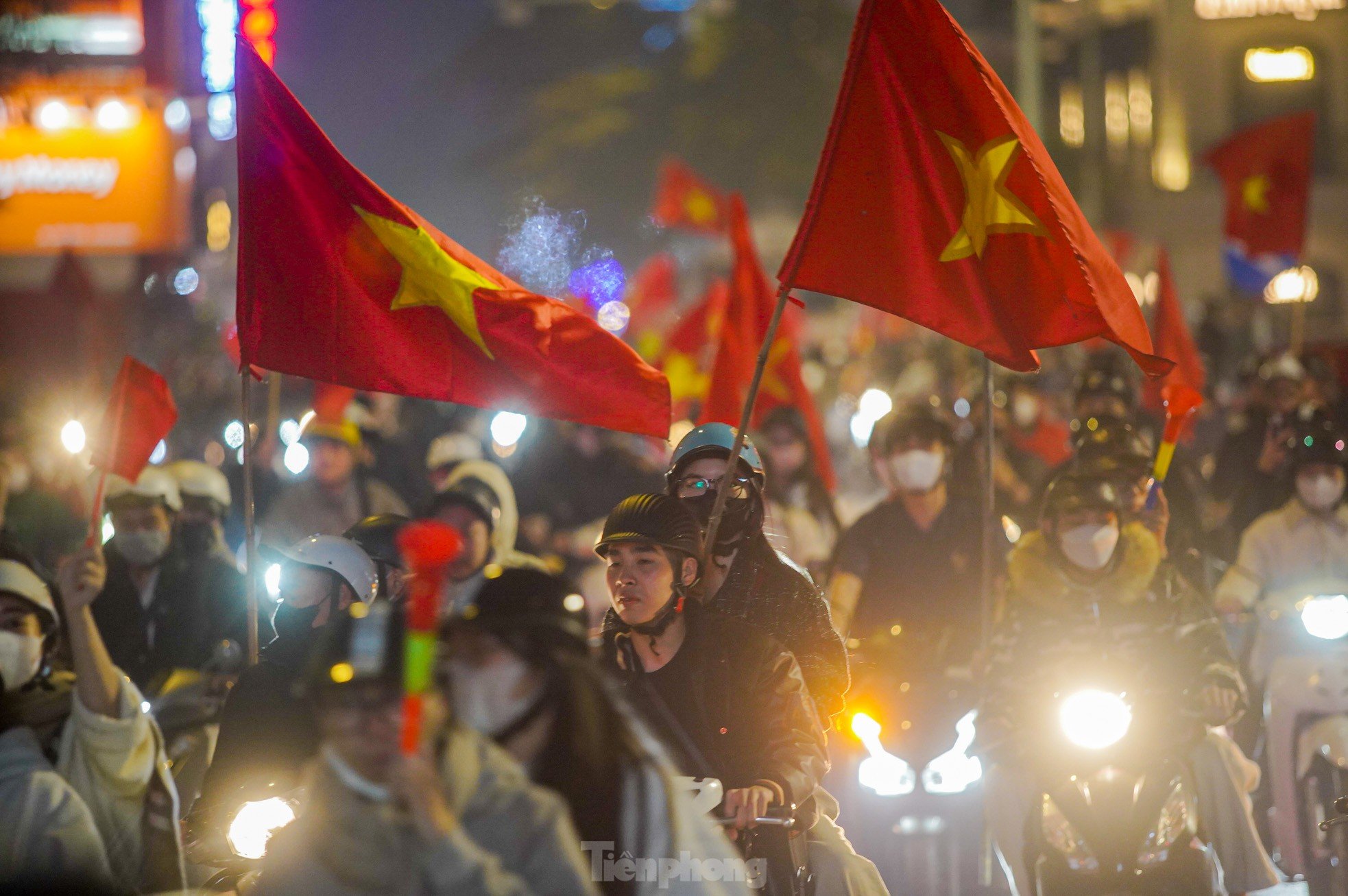 „Zivilisiertes“ Sturmreiten der Hauptstadtbewohner in der Nacht von „Hanoi schläft nie“, Foto 1