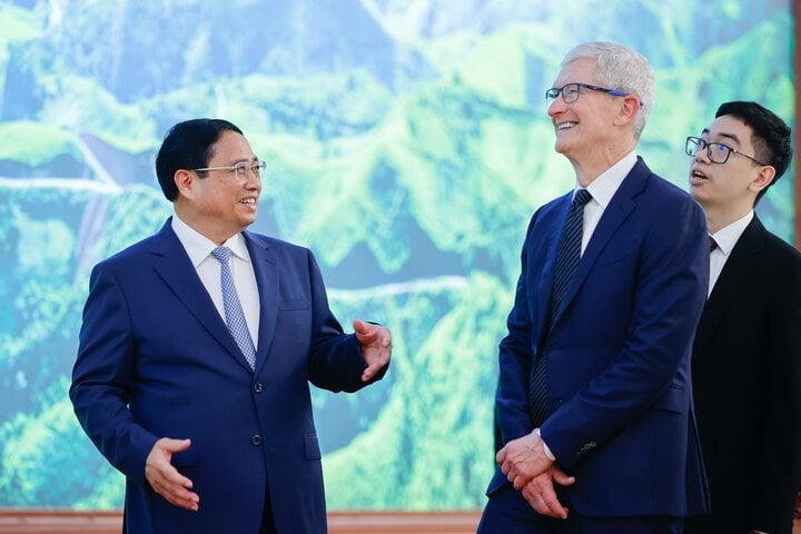 At the meeting, Apple CEO Tim Cook appreciated the Prime Minister's sharing about Vietnam's development orientations and goals, wishing to further promote high-quality cooperation and investment activities in Vietnam. (Photo: Doan Bac/VGP)