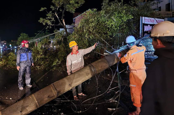 Công nhân điện lực xử lý cột điện bị gãy ngay trong đêm. Ảnh: Thành Công