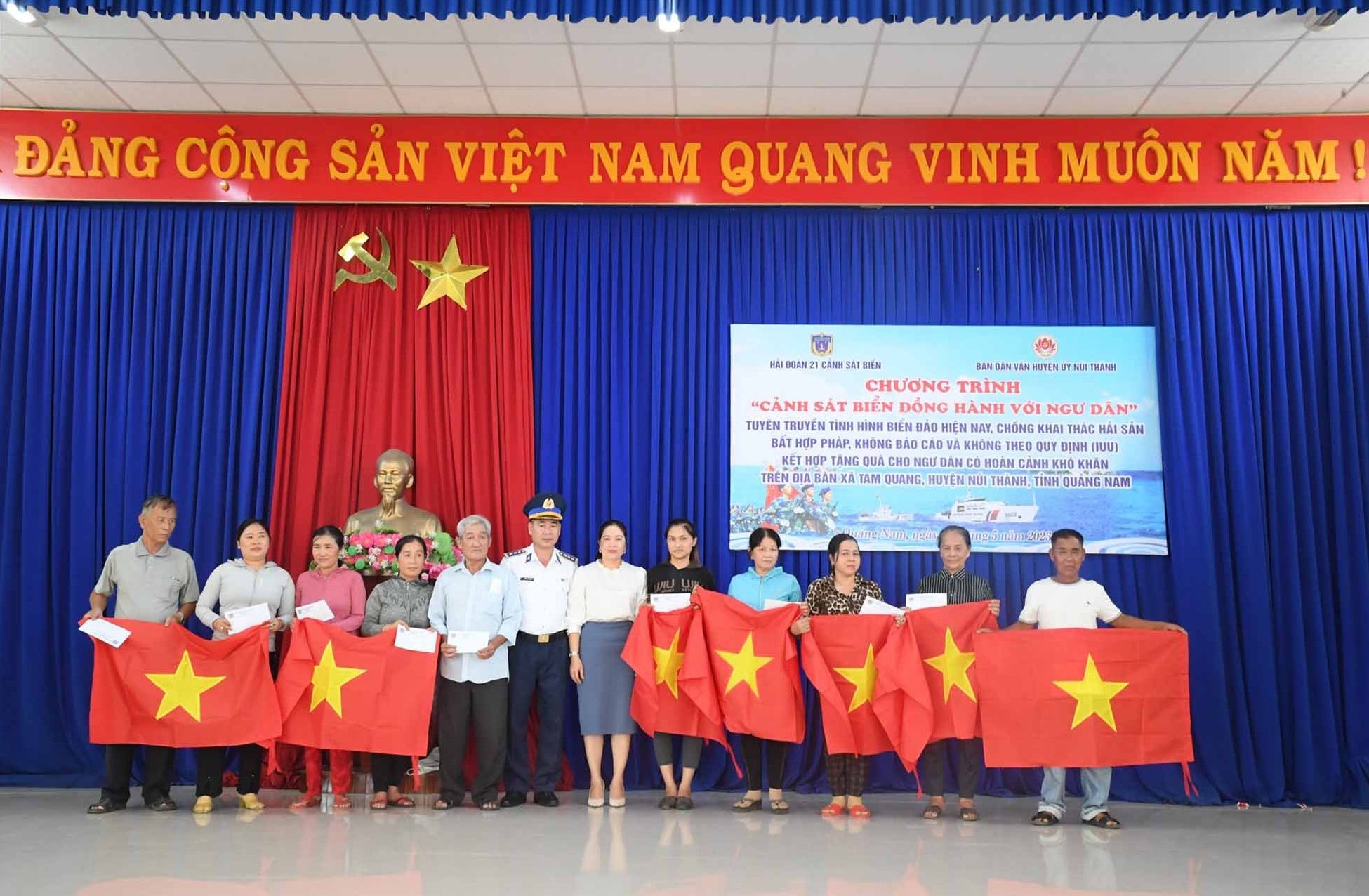 Giving gifts and national flags to encourage fishermen. Photo: P.V