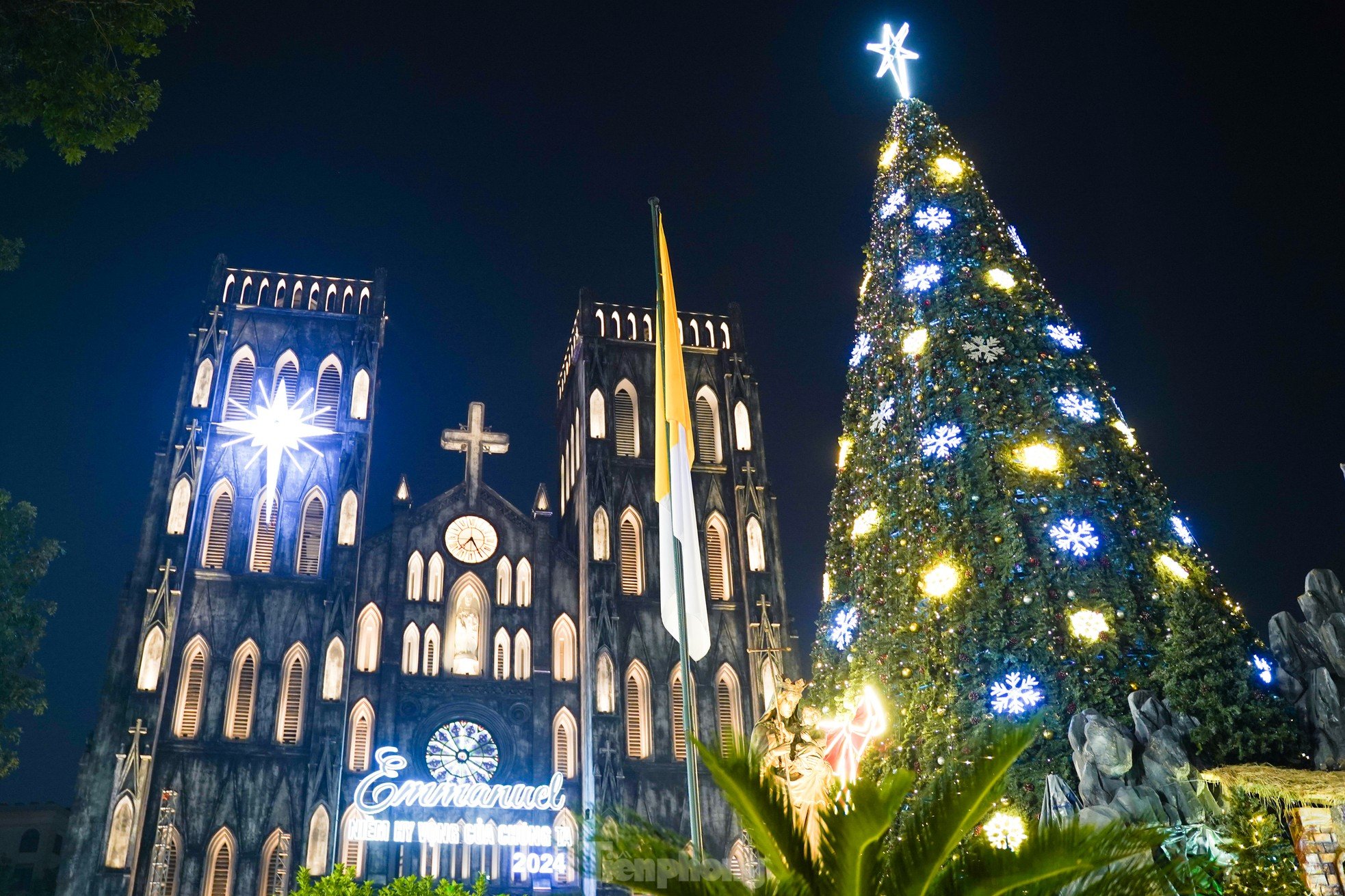 Hanoians jostle on Hang Ma Street, Cathedral to welcome Christmas early photo 2