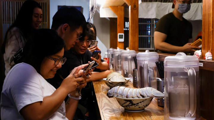 Độc lạ món mỳ ramen bọ biển 14 chân - 1