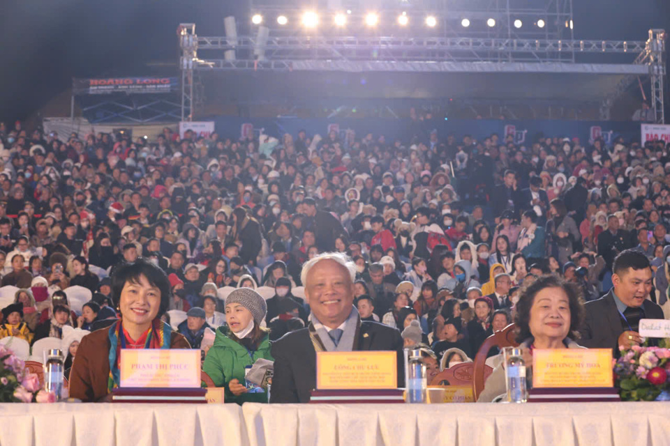 The opening ceremony was attended by Politburo member, Permanent Deputy Prime Minister Nguyen Hoa Binh, along with leaders and former leaders of the Party, State, National Assembly, Government, Vietnam Fatherland Front, ministries, branches, and local leaders...