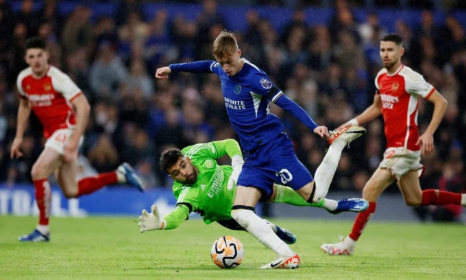 Torhüter Raya greift nach dem Ball, nachdem er seinen Pass zu Cole Palmer wiedergutgemacht hat, der am 21. Oktober beim Unentschieden gegen Chelsea fast zu einem Tor für Arsenal geführt hätte. Foto: Reuters