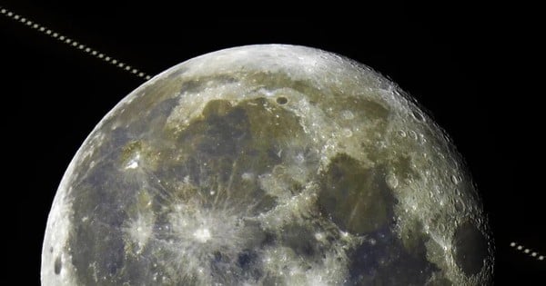 Momento único en el que la superluna azul 'se traga' a Saturno