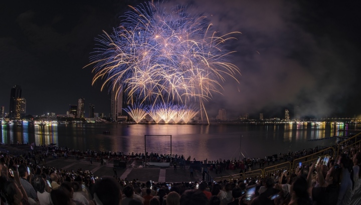 Al venir a Da Nang, no puede perderse el espectáculo de fuegos artificiales surrealista y hermoso en la noche del 10 al 5 de junio.