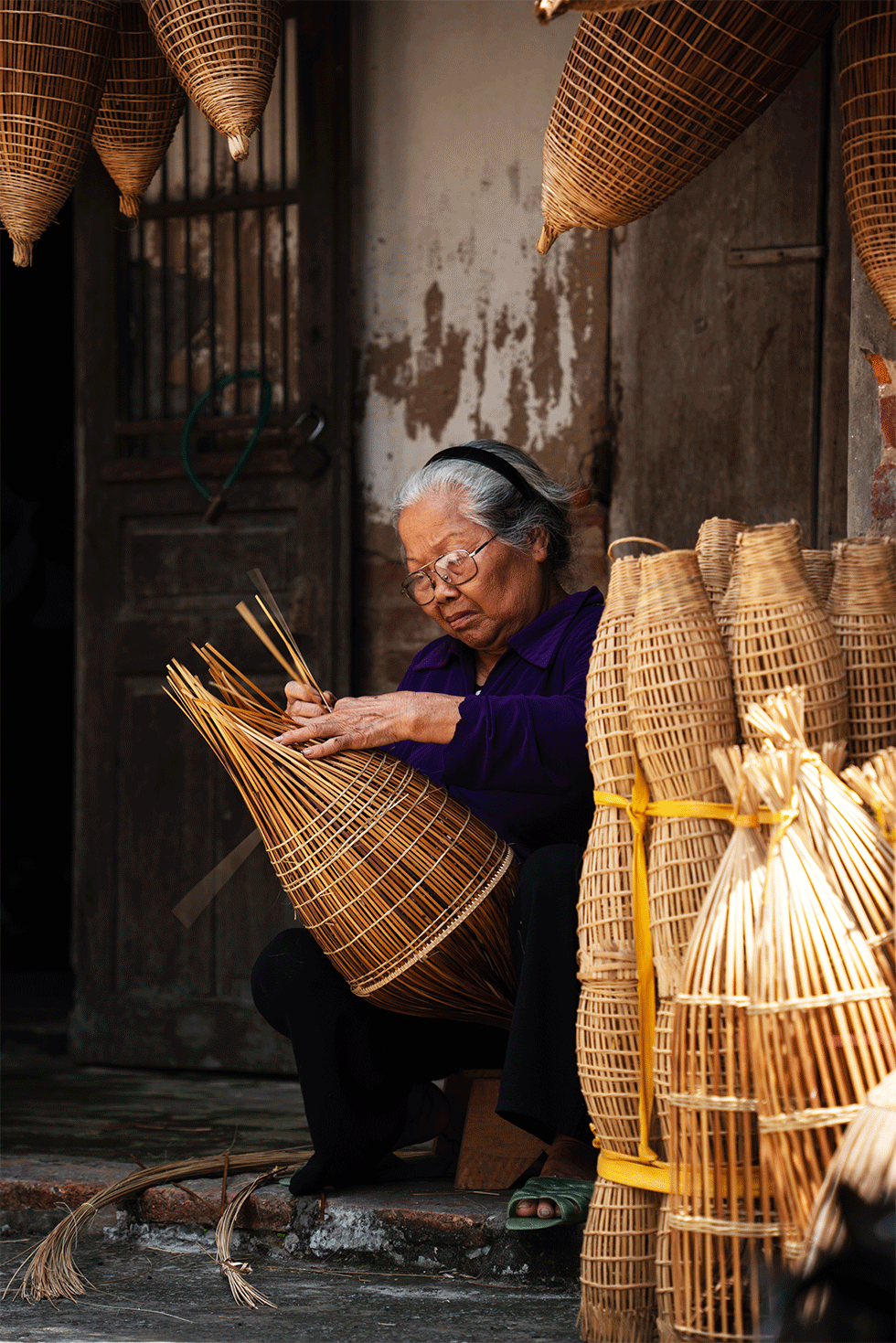 Nguyên liệu để làm ra chiếc đó, cái rọ là tre hoặc loại nứa già được chuyển từ rừng về. Đó có hình bầu dục, đuôi nhọn, miệng nhỏ tròn.