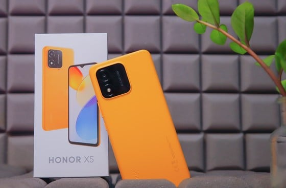 يُعتبر هاتف Honor X5 هاتفًا ذكيًا جديرًا بالاهتمام في نفس الفئة.