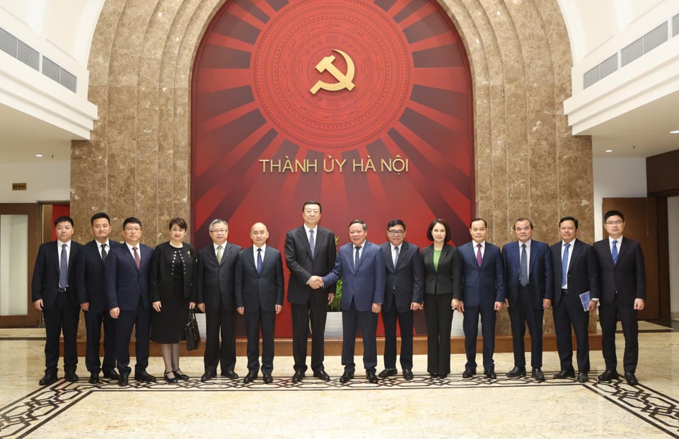 Standing Deputy Secretary of the Hanoi Party Committee Nguyen Van Phong took a souvenir photo with the delegation of the Xinjiang Uyghur Autonomous Region (China).