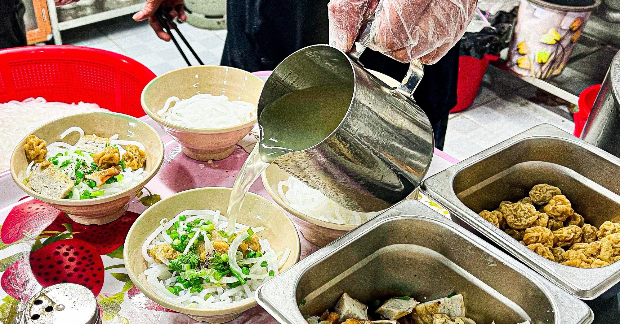 Bánh canh giá 12.000 đồng/bát ở TP.HCM, khách ngồi kín chỗ, gọi 2 bát 'cứu đói'