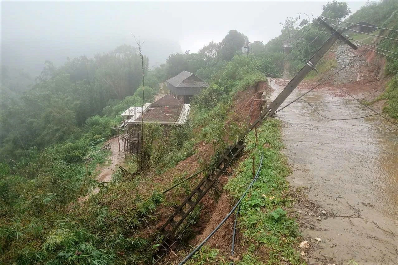 Risk of landslides collapsing houses, people in Hoa Binh are worried about staying at others' houses