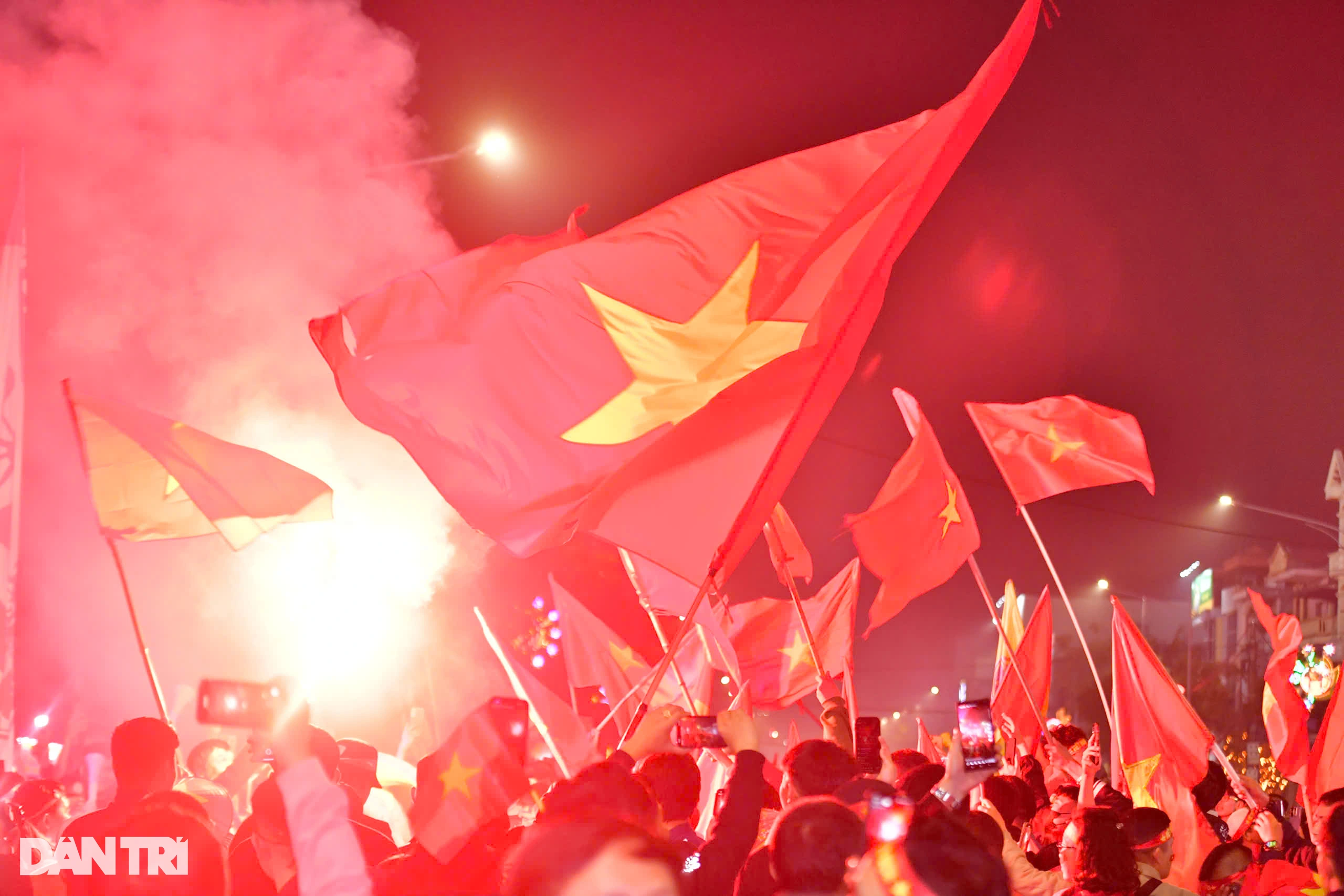 Football fans flock to Hoan Kiem Lake to celebrate victory over Thailand