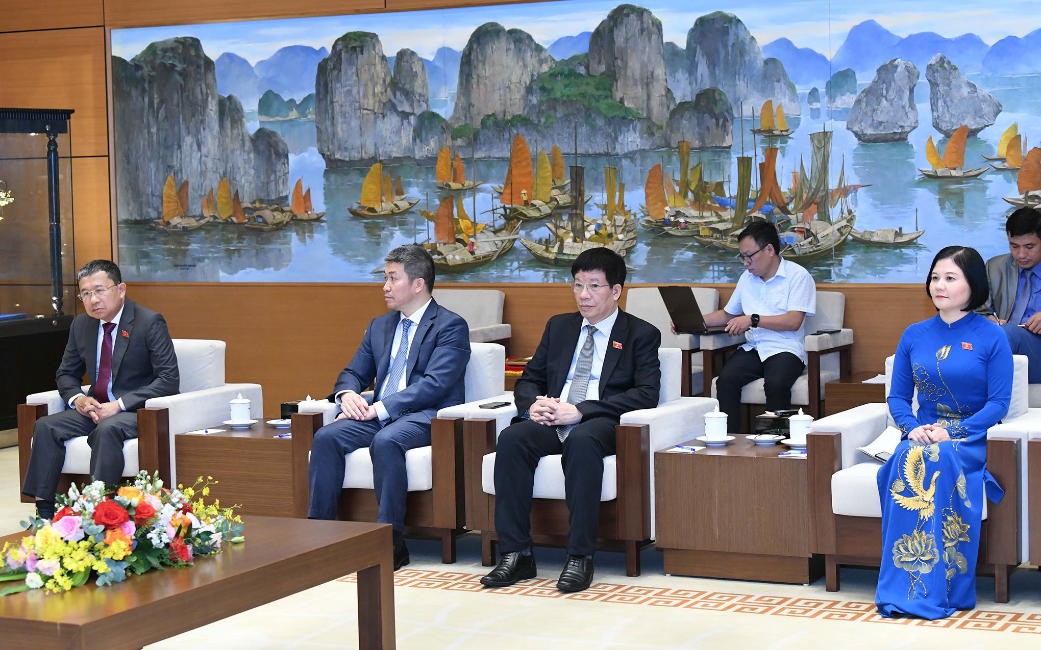 El presidente de la Asamblea Nacional, Tran Thanh Man, recibe al vicepresidente de la Asamblea Nacional y presidente del Comité de Paz y Solidaridad de Laos -0