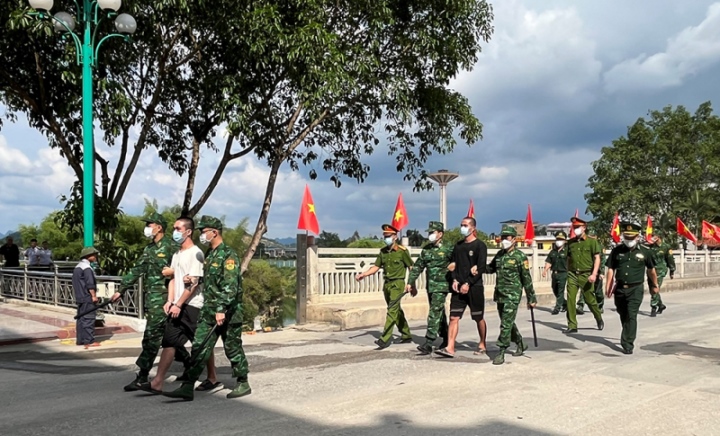 Chém bạn nhậu tử vong rồi bỏ trốn sang Trung Quốc - 1