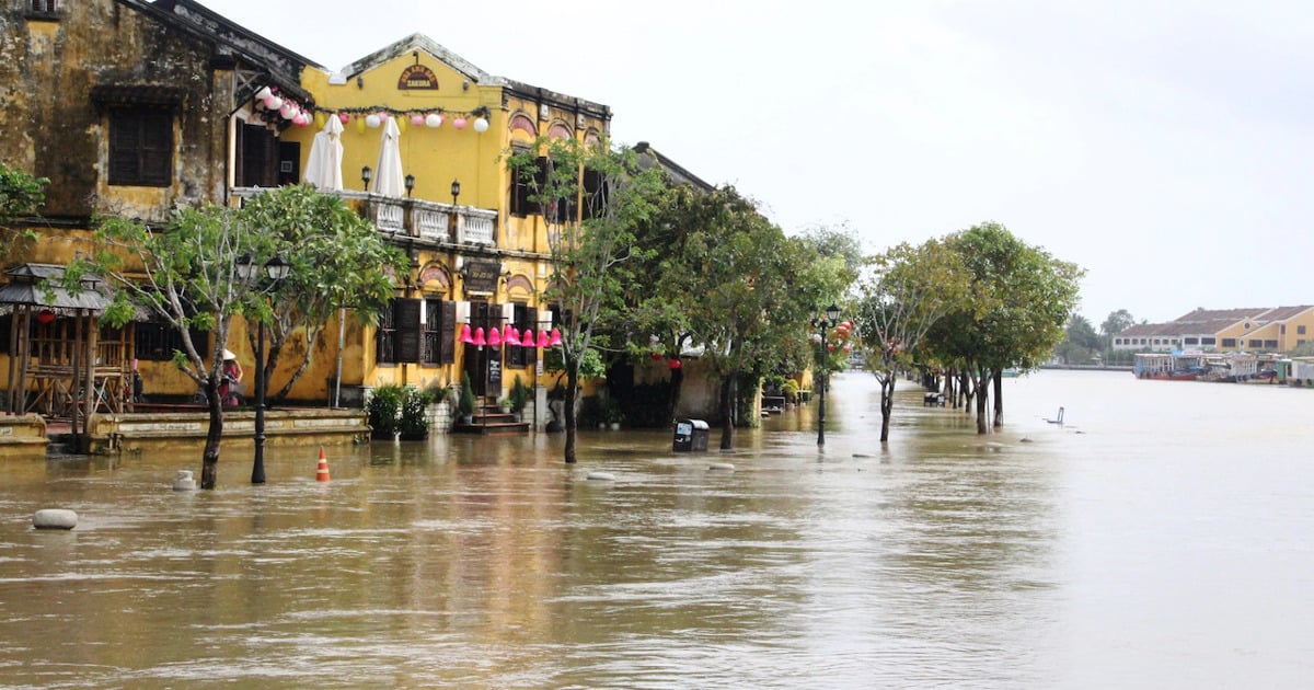 Mưa lũ hoành hành các tỉnh miền Trung