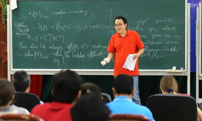 ศาสตราจารย์ Dang Nguyen Viet จากมหาวิทยาลัย Paris Sorbonne ประเทศฝรั่งเศส บรรยายที่ Summer School of Mathematical Physics ที่มหาวิทยาลัย Quy Nhon เมื่อเดือนสิงหาคม ภาพ: QNU