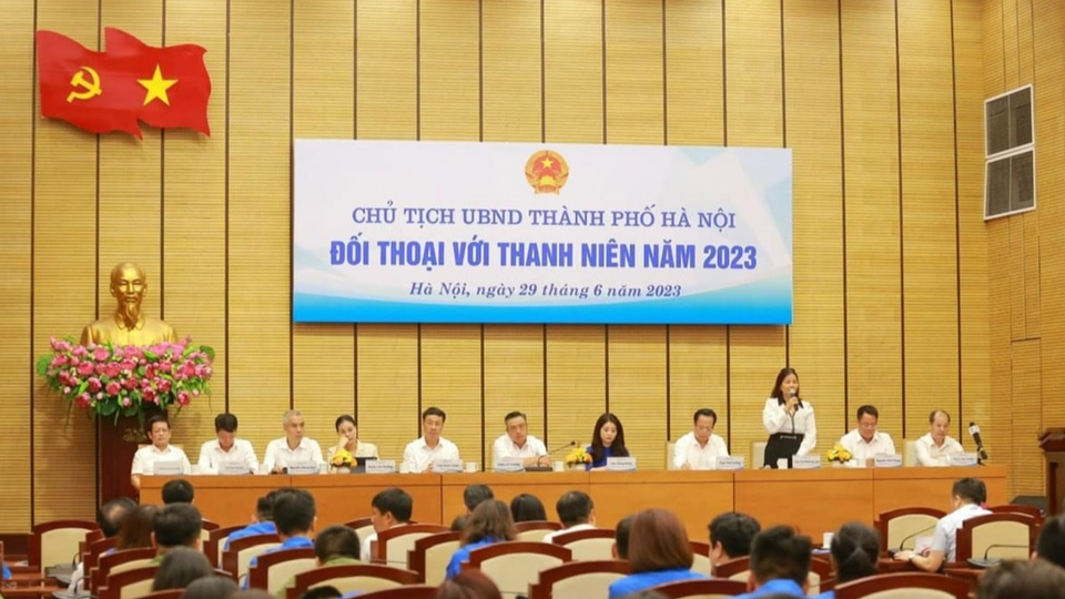 El presidente del Comité Popular de Hanoi dialoga con jóvenes en Hanoi en 2023