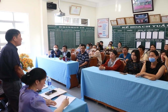 Mr. Nguyen Dinh Thuc, Head of the Department of Education and Training of Pleiku City, had a dialogue with parents of Cu Chinh Lan Primary School, regarding the above recommendations, on May 29. Photo: Ngoc Oanh