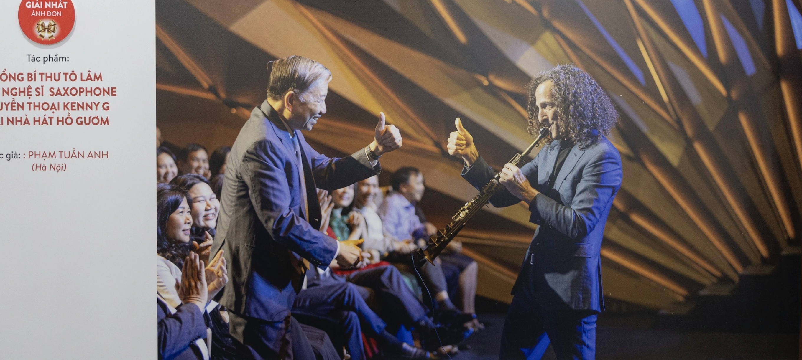 Foto von Generalsekretär To Lam und Legende Kenny G beim Gewinn des „Golden Moment“-Preises