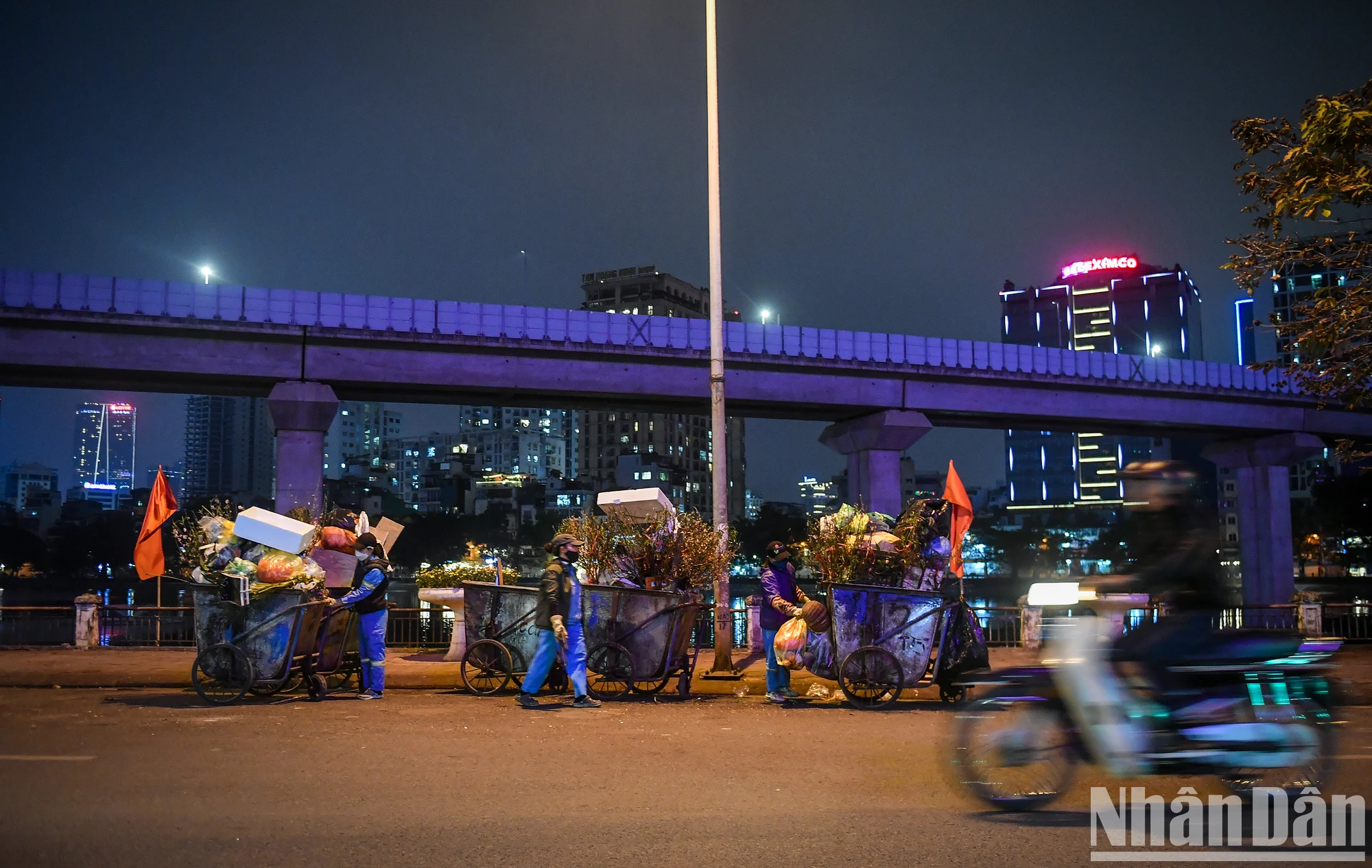 [Photo] Cozy meal to say goodbye to the old year on the sidewalk photo 1