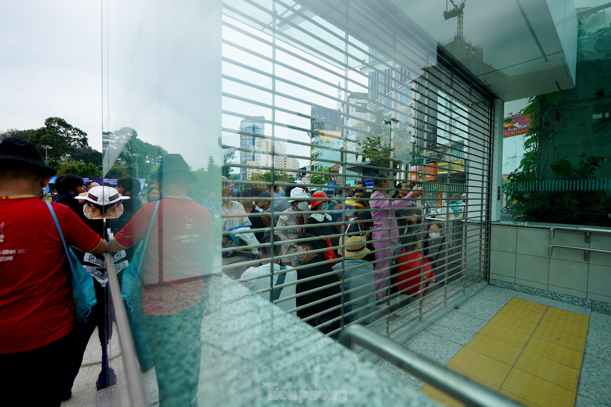 Miles de personas hicieron fila desde temprano en la mañana para tomar la línea 1 del metro en el primer día de funcionamiento foto 8