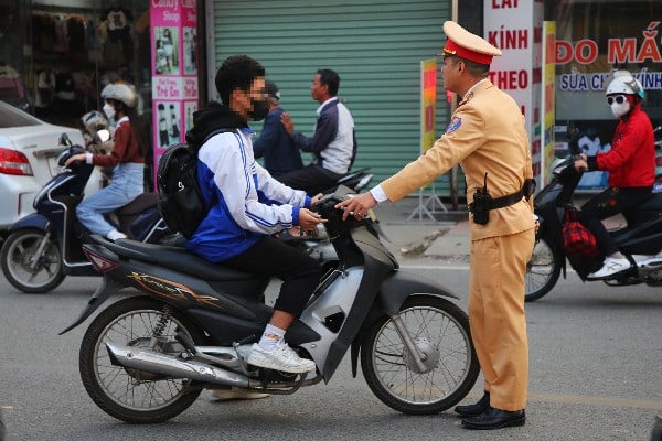 Muchos estudiantes van a la escuela en motocicletas sin matrícula y con la cabeza descubierta en Hanoi