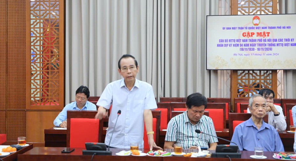 Los representantes de los cuadros del Frente de la Patria en todos los niveles de la ciudad de Hanoi a lo largo de los períodos aportaron opiniones.