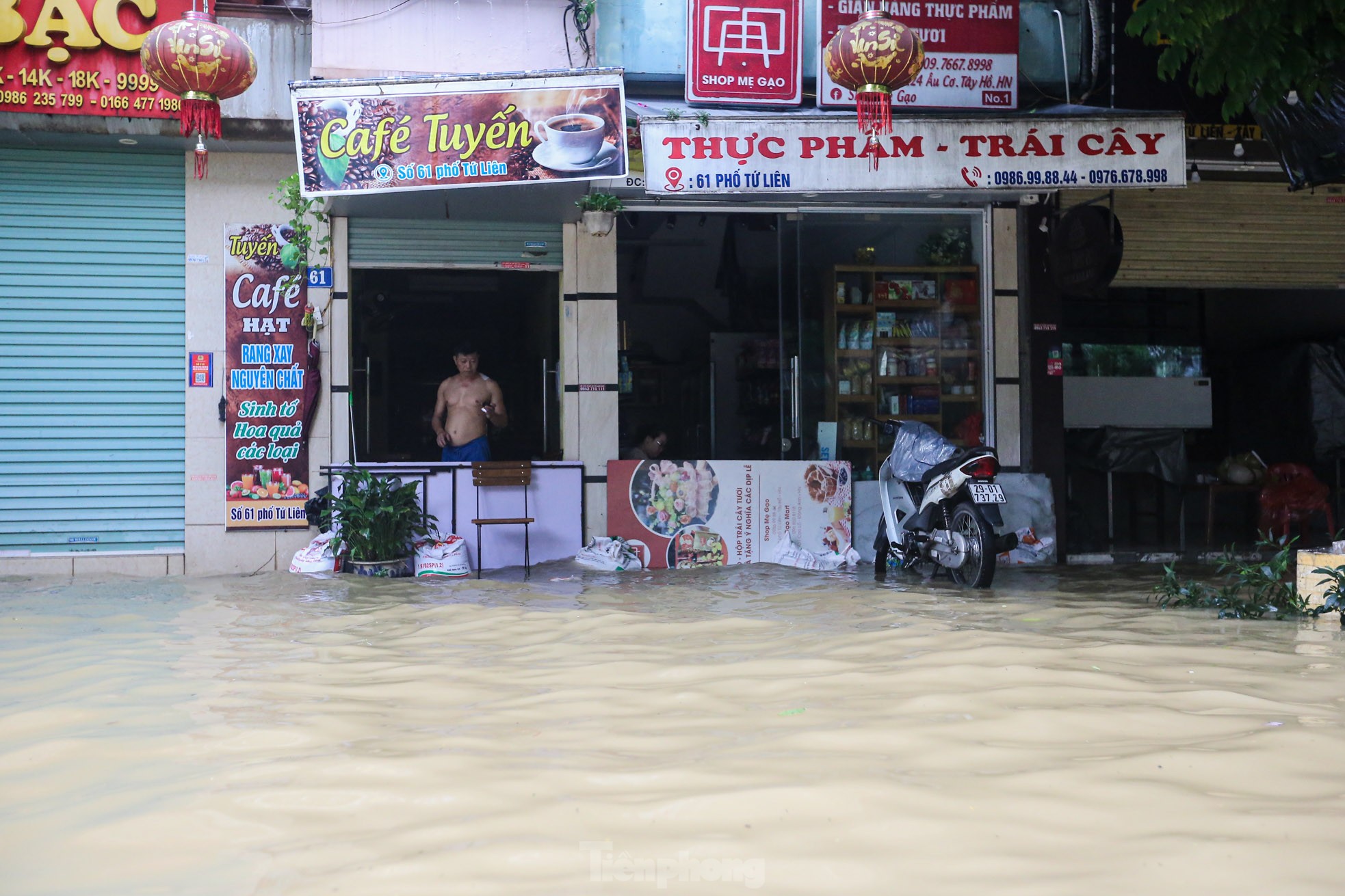 ប្រជាជន​ក្នុង​រាជធានី​បាន​វាយ​ Tu Lien ឱ្យ​ចូល​ទឹក​ដើម្បី​សង្គ្រោះ​ដើមឈើ​រូបថត​ទី ១៣