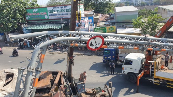 Giá lông môn bị ôtô container kéo gãy. Ảnh: Đình Văn