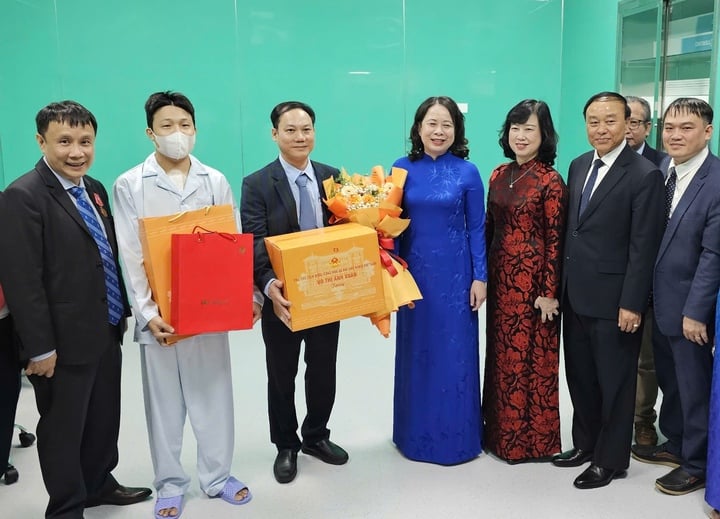 La vice-présidente Vo Thi Anh Xuan et le ministre de la Santé Dao Hong Lan ont offert des cadeaux aux patients ayant subi une transplantation cardiaque et au Centre cardiovasculaire (hôpital central de Hue).